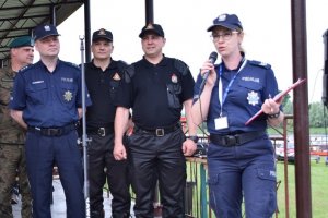 Policjantka zapowiadająca festyn w Chełmnie