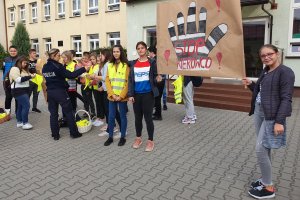 uczniowie trzymający transparent z napisem STOP KIEROWCO
