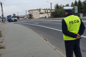 Policjant obserwujący ruch pojazdów oraz pieszych podczas działań EDWARD