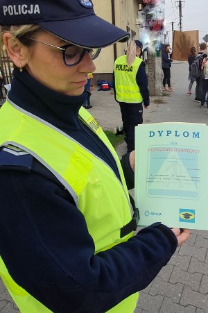 Policjantka pokazuje dyplom dla rozważnego kierowcy
