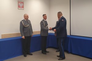 Komendant Wojewódzki Policji wręcza rozkaz personalny