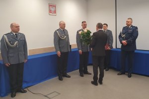 Sekretarz Powiatu przemawia podczas uroczystości powołania Komendantów Powiatowych Policji w Chełmnie