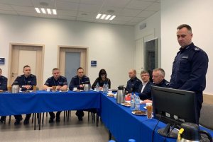 Komendant Powiatowy Policji w Chełmnie przemawia podczas rocznej odprawy