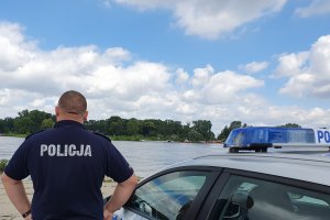 Policjant monitorujący poziom wody w Wiśle