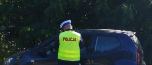 policjant rozmawiający z kierującym podczas kontroli drogowej